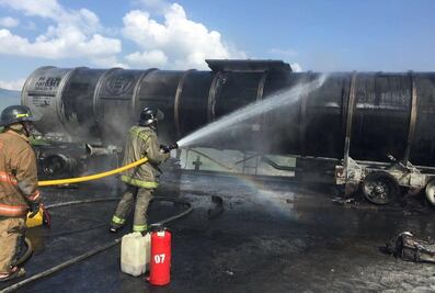 Chocan dos pipas con diésel en SLP; muere una persona