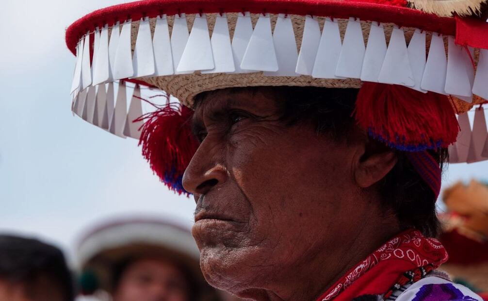 La caravana Wixárika, que partió del estado de Jalisco hace ya un mes, ofreció conferencia de prensa en las inmediaciones del Parque Valle Turimex para informar que continuarán su andar hasta llegar a Palacio Nacional, en donde buscan una audiencia con el presidente Andrés Manuel López Obrador. Los integrantes de las comunidades de San Sebastián y Tuxpan de Bolaños exigen la restitución de más de 10,500 hectáreas de tierras que les fueron arrebatadas por ganaderos para su explotación. Las y los inconformes expresaron que buscan una resolución mutua y benefactora para ambas partes, pero no permitirán ser despojados de esta manera. Foto: Cuartoscuro