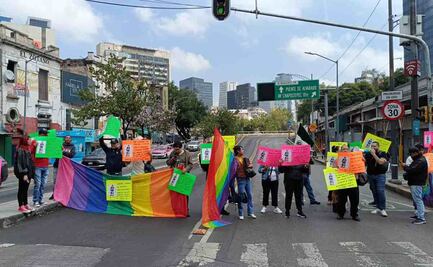 Comunidad LGBT bloquea avenida Insurgentes; denuncian presuntos cobros excesivos por cantar en alcaldía Miguel Hidalgo