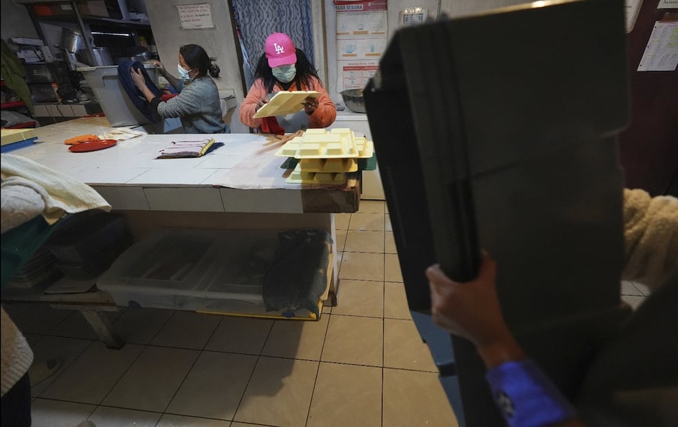 Migrantes varados en México buscan nuevo comienzo, después de que Trump eliminara la vía legal a EU. Foto: AP