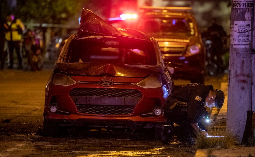 Autoridades resguardan la zona donde un vehículo resulto incendiado hoy en Quito (Ecuador). Foto: EFE