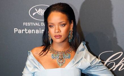 Rihanna impacta con nuevo look y sexy atuendo