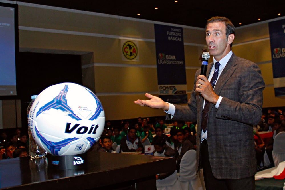 Imago7. Francisco Gabriel de Anda durante una platica a los jugadores de Fuerza Básicas Sub 13 de la Liga MX