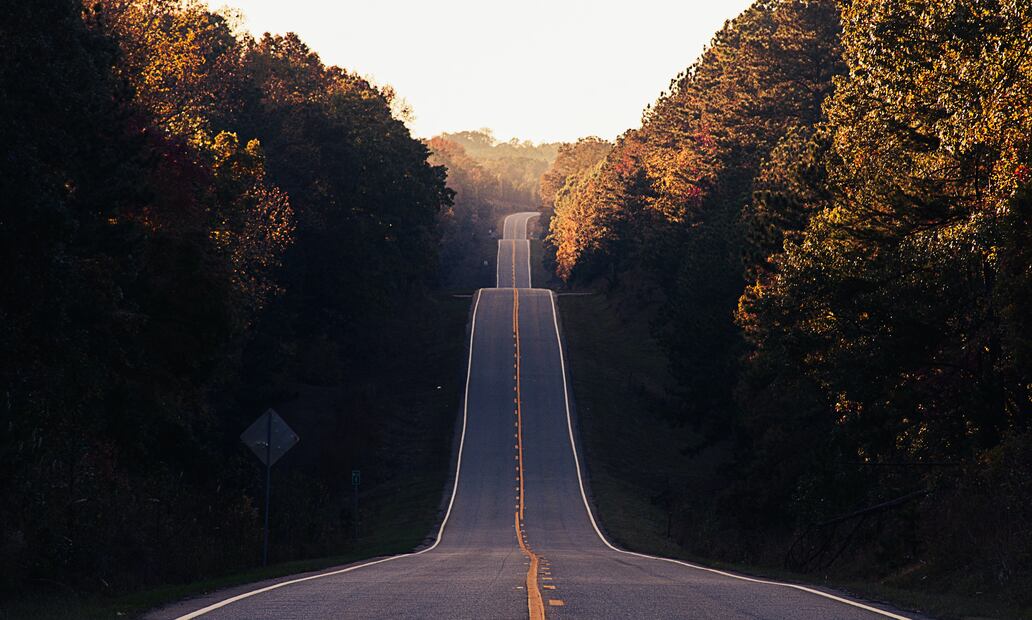 Esto quiere decir cada tipo de línea pintada sobre la carretera.
Foto: Unsplash