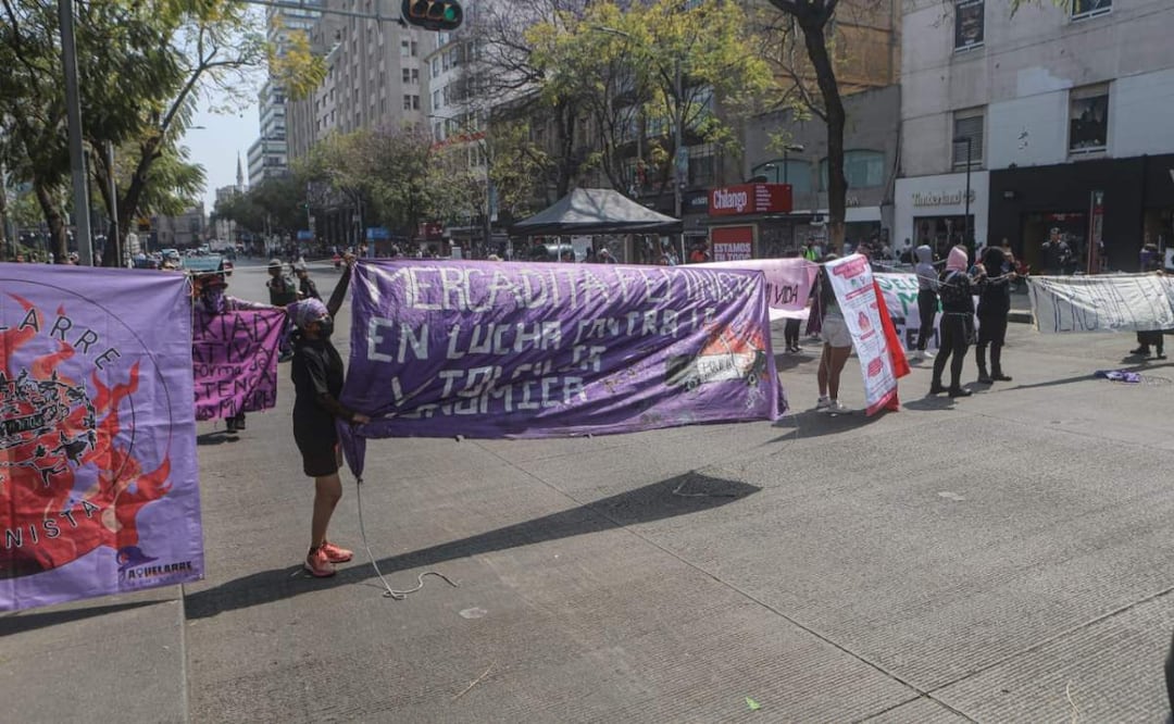 Colectivas feministas cierran avenida Juárez frente al Palacio de Bellas Artes en CDMX para llevar a cabo actividades culturales y artísticas (15/02/2025). Foto: Gabriel Pano / EL UNIVERSAL