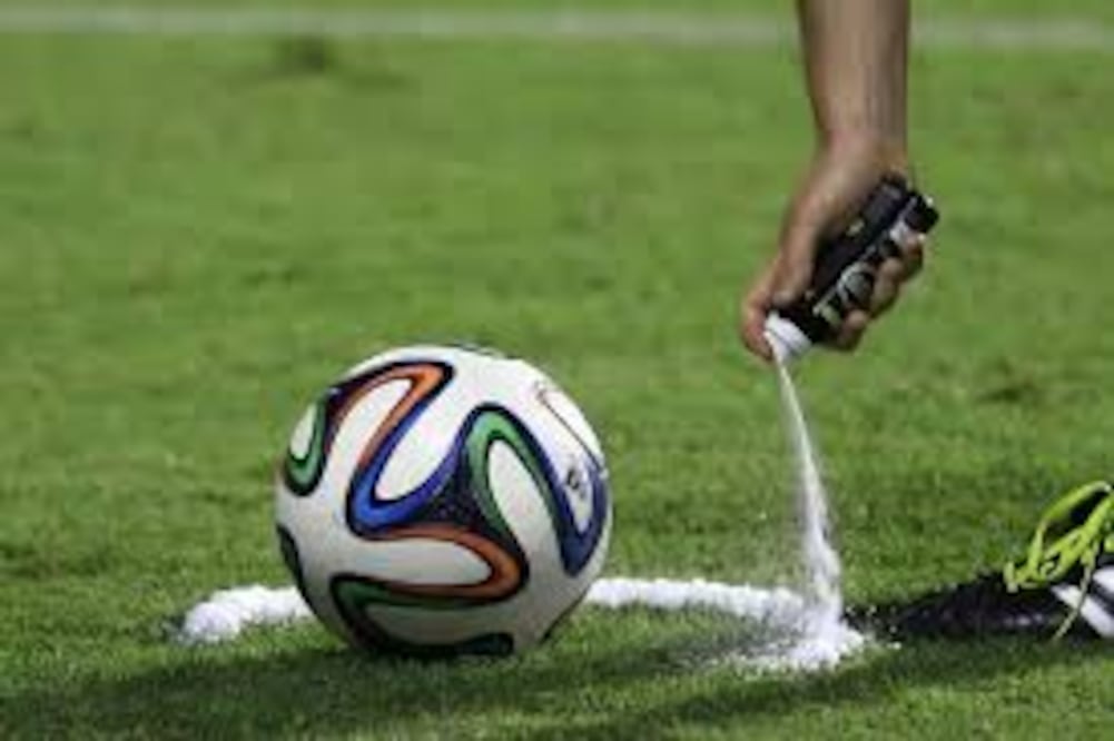 La espuma 9.15 marca por unos instantes la distancia reglamentaria entre el balón y la barrera antes de desaparecer sin dejar rastro. Crédito: Especial