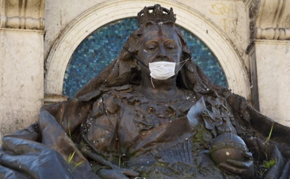 Estatuas del mundo se protegen del coronavirus