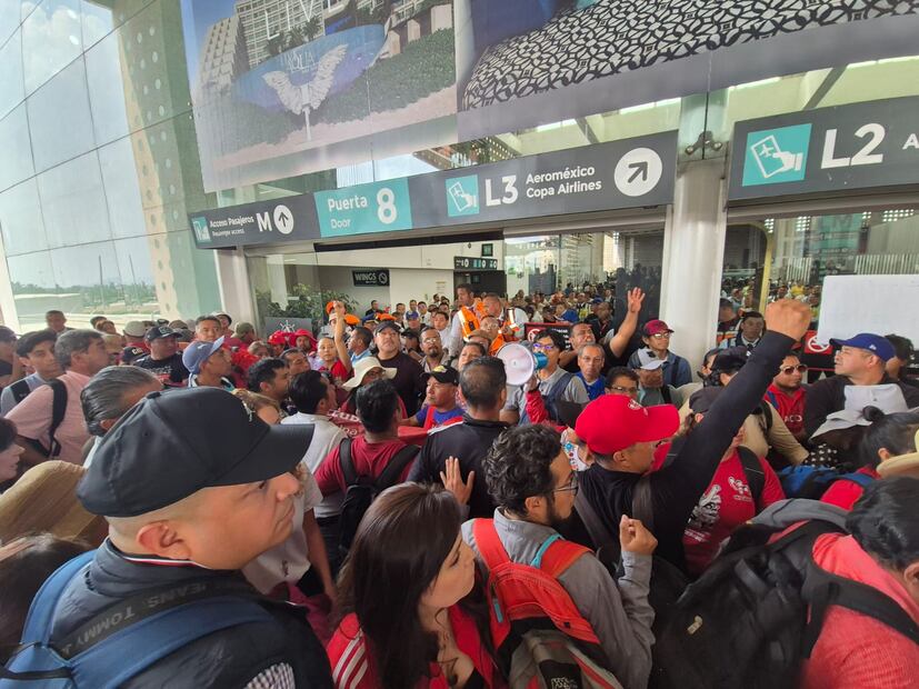 Este viernes 23 de mayo, integrantes del CNTE bloquearon la entrada y salida de pasajeros de la Terminal 2 del Aeropuerto Internacional de la Ciudad de México, por lo que personal de seguridad levantaron barricadas para evitar el ingreso de los manifestantes. (Foto: Jorge Alejandro Medellín/ EL UNIVERSAL)
