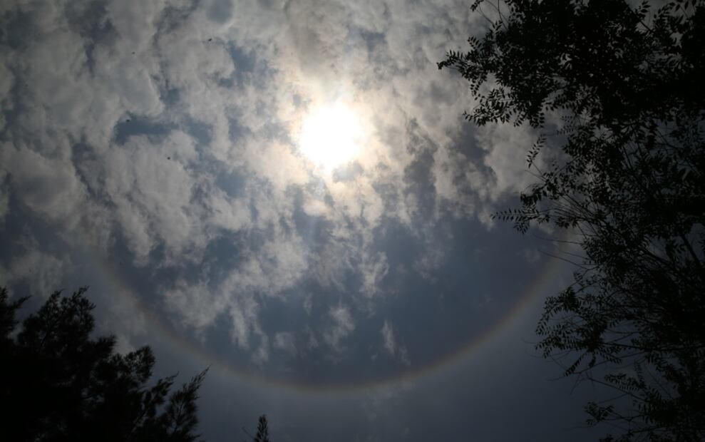 Un halo solar se apreció en la Ciudad de México, el 24 de mayo de 2025. Fotos: Carlos Mejía/ EL UNIVERSAL