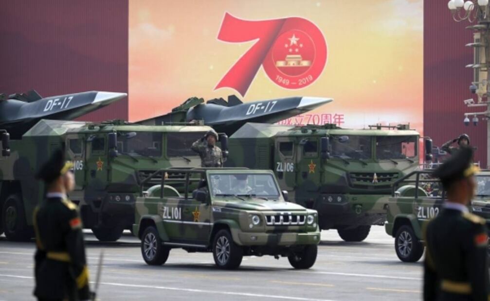 China presume su misil más poderoso en desfile del Día Nacional