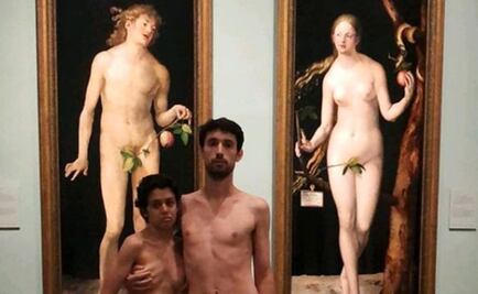 Pareja posa desnuda frente a cuadro de "Adán y Eva"