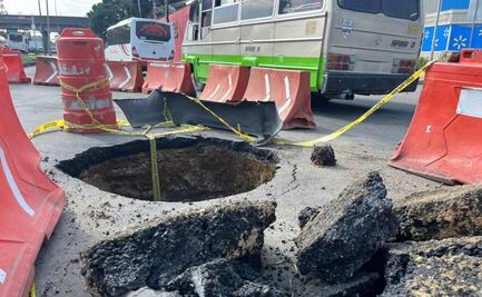 Socavón en Calzada Ignacio Zaragoza se abrió el martes pasado, aseguran vecinos y trabajadores; zona permanece cerrada a la circulación