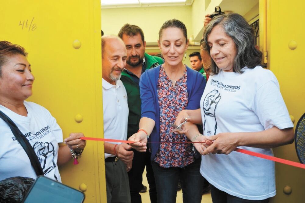 Avance. Claudia Sheinbaum entregó 16 casas a damnificados en las colonias Del Mar, Agrícola Metropolitana y La Nopalera, en Tláhuac. Foto/ESPECIAL