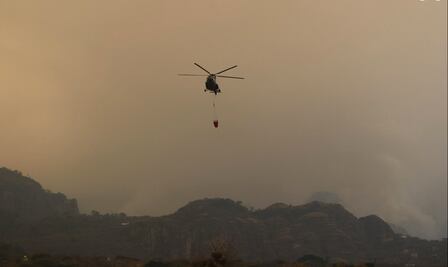 FOTOS: Fuertes vientos avivan incendio forestal en Tepoztlán; afecta humo alrededores  de Cuernavaca