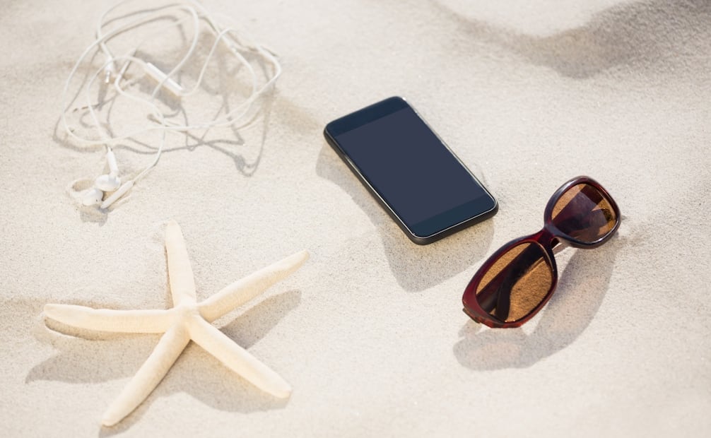 Aunque la mayoría de iPhone resisten el agua, pueden correr peligro al contacto con la arena. Foto: Freepik
