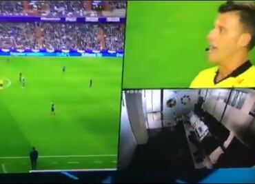 Revisan jugada y no hay nadie en la sala del VAR