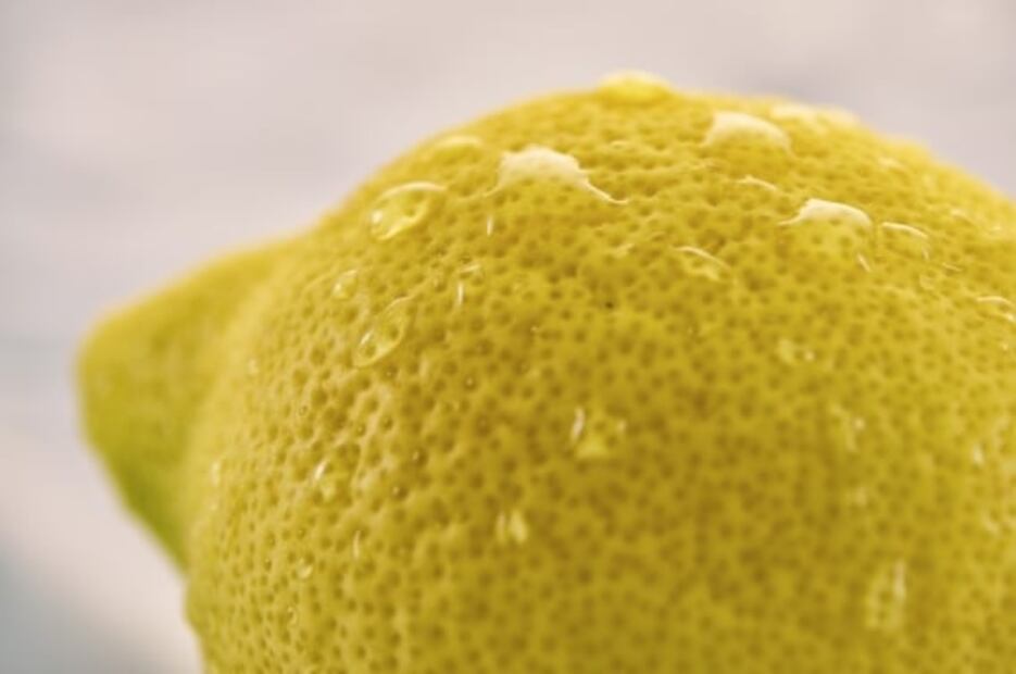 Para qué sirve hervir la cáscara del limón