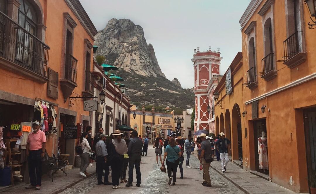 Calles de Bernal y la Peña de Bernal. Foto: Unsplash/ Kevin Rosales