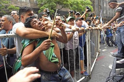 Enfrenta Macri marcha contra sus políticas