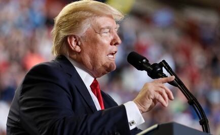 Trump dice que China "hackeó" correos electrónicos de demócratas