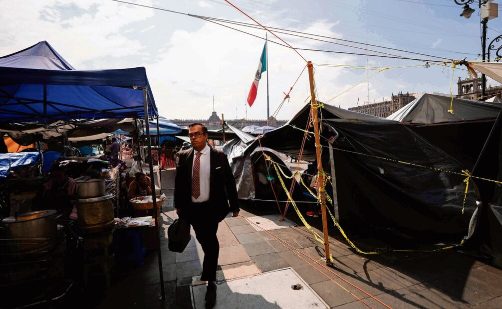 El plantón de los maestros de la CNTE en el Zócalo de la Ciudad de México ocasiona múltiples molestias a los trabajadores capitalinos. Foto: Diego Simón Sánchez / EL UNIVERSAL
