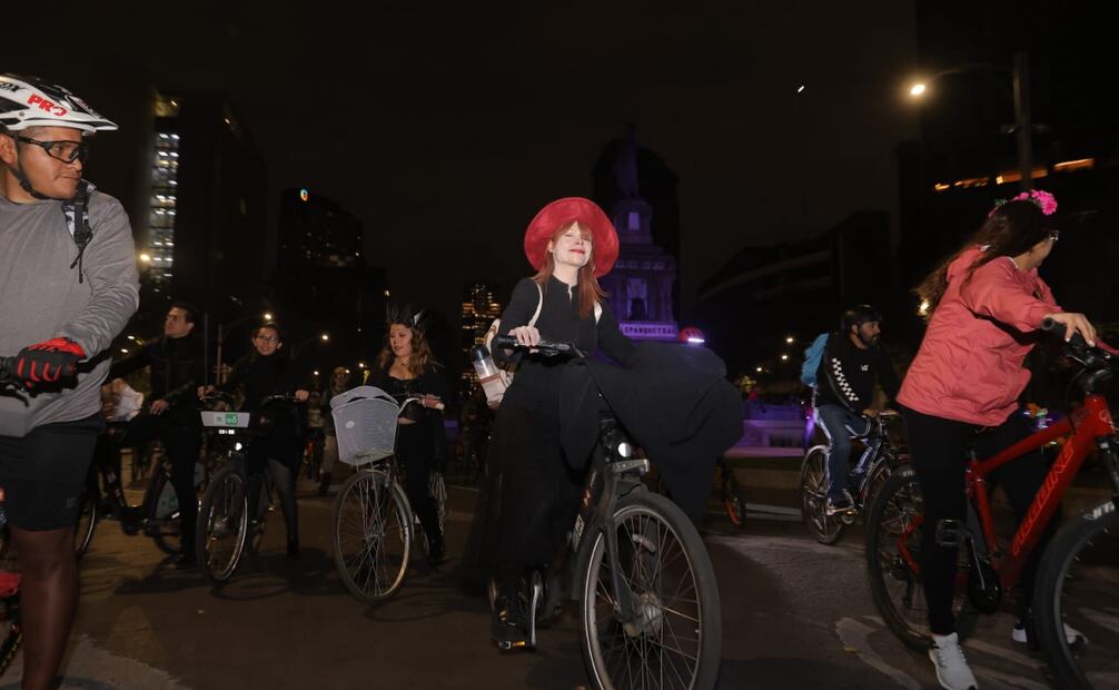 Con llamativos sombreros, trajes o disfraces, lo importante era salir en bicicleta. (26/10/2024) Fotos: Gabriel Pano/EL UNIVERSAL