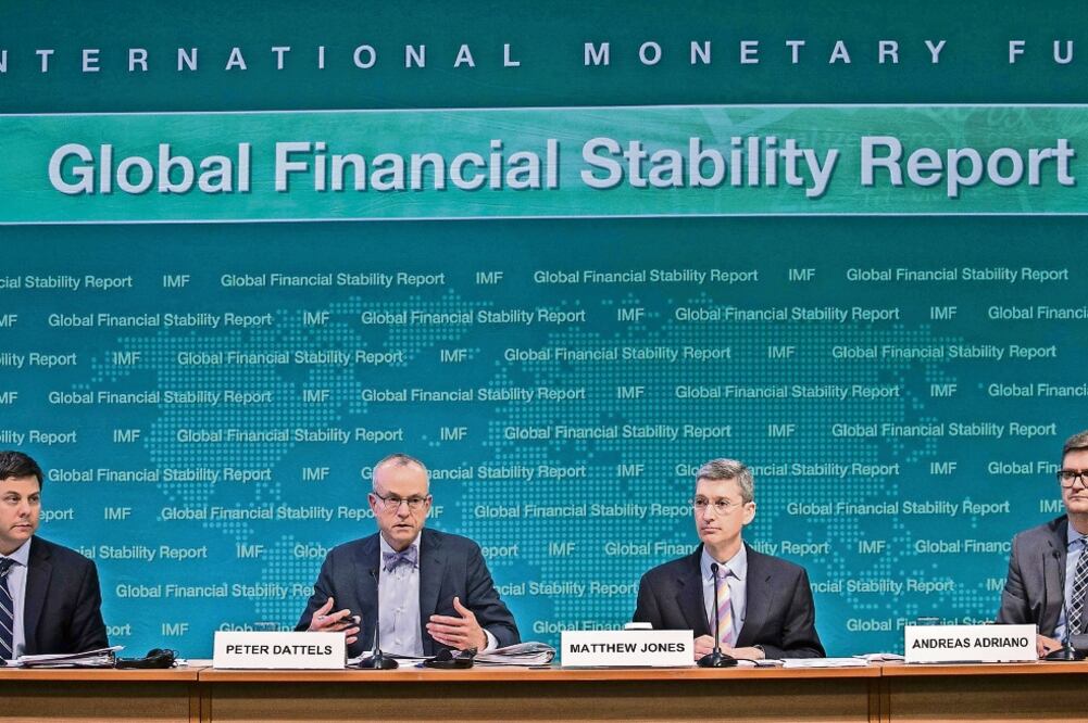 Según Matthew Jones, funcionario del FMI, advirtió por sucesos en Europa, EU y mercados emergentes, además de la era de bajo crecimiento (SHAWN THEW. EFE)