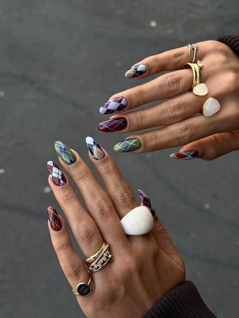 Uñas argyle en tonos vibrantes: mezcla de verdes, lilas, rojos y azules sobre uñas ovaladas largas, con acabado brillante. Foto: Instagram @chummy.nails