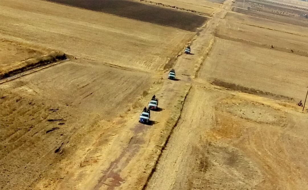 Marinos recorren las zonas por donde pasan los ductos de Pemex, como parte del reforzamiento de la estrategia contra el robo de combustibles. Fotografía: ESPECIAL