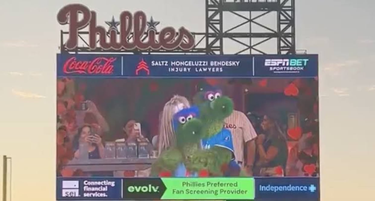 La mascota de los Phillies recreó la infidelidad captada en el concierto de Coldplay / Foto: Especiales