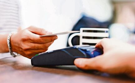 ¡Ten cuidado! Estos son los peores lugares donde no debes perder de vista tu tarjeta de crédito; así puedes cuidar tu plástico