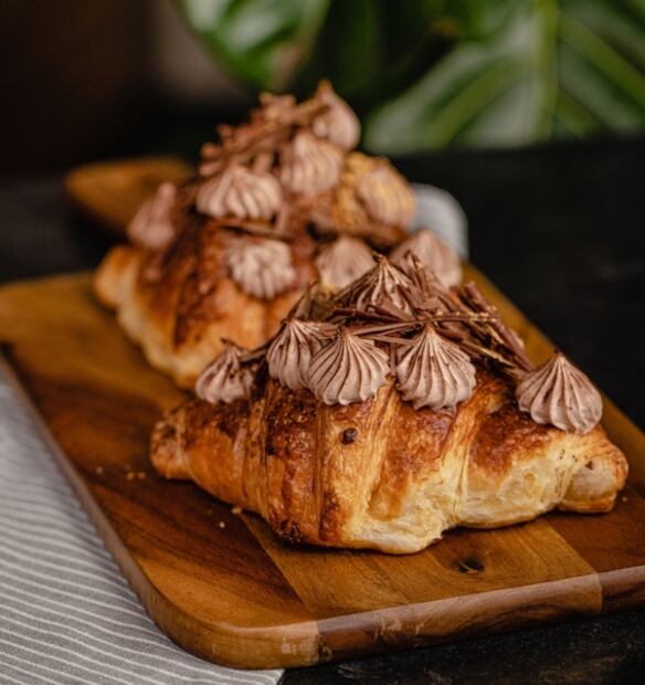 Celebra el Día Internacional del Croissant con un rico "cuernito" casero