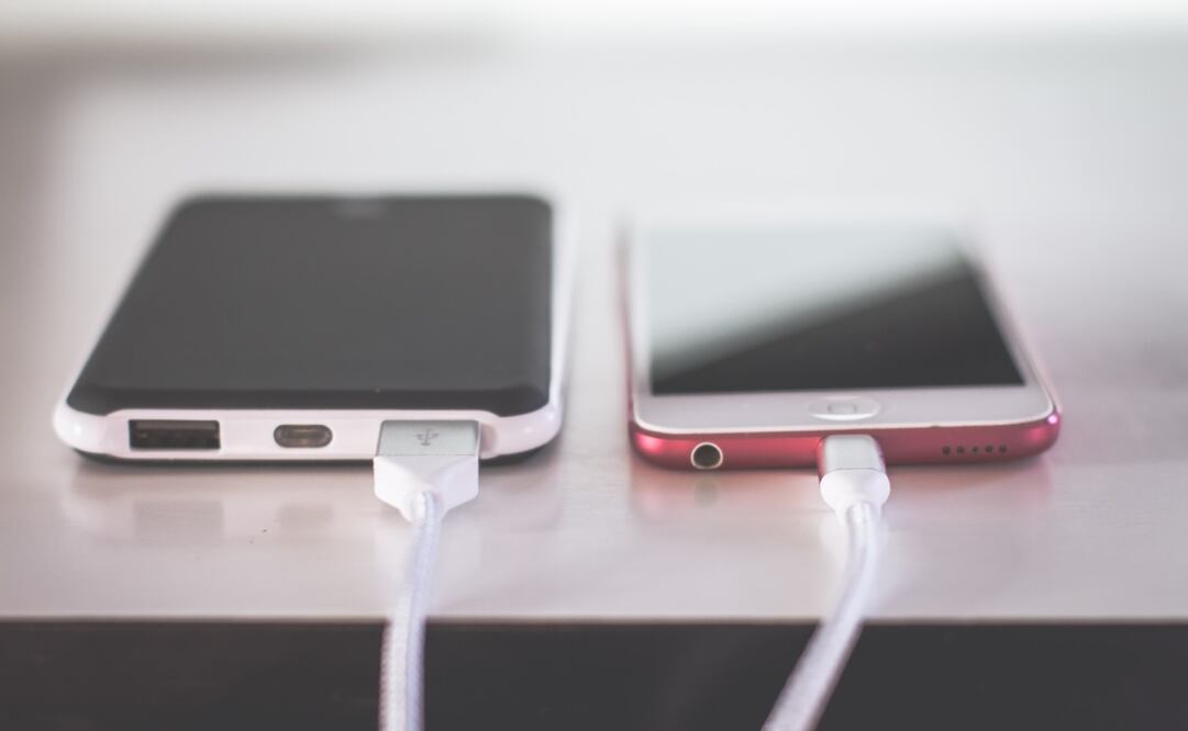 Cargar nuestros dispositivos en espacios públicos puede ser peligroso. Foto: Unsplash