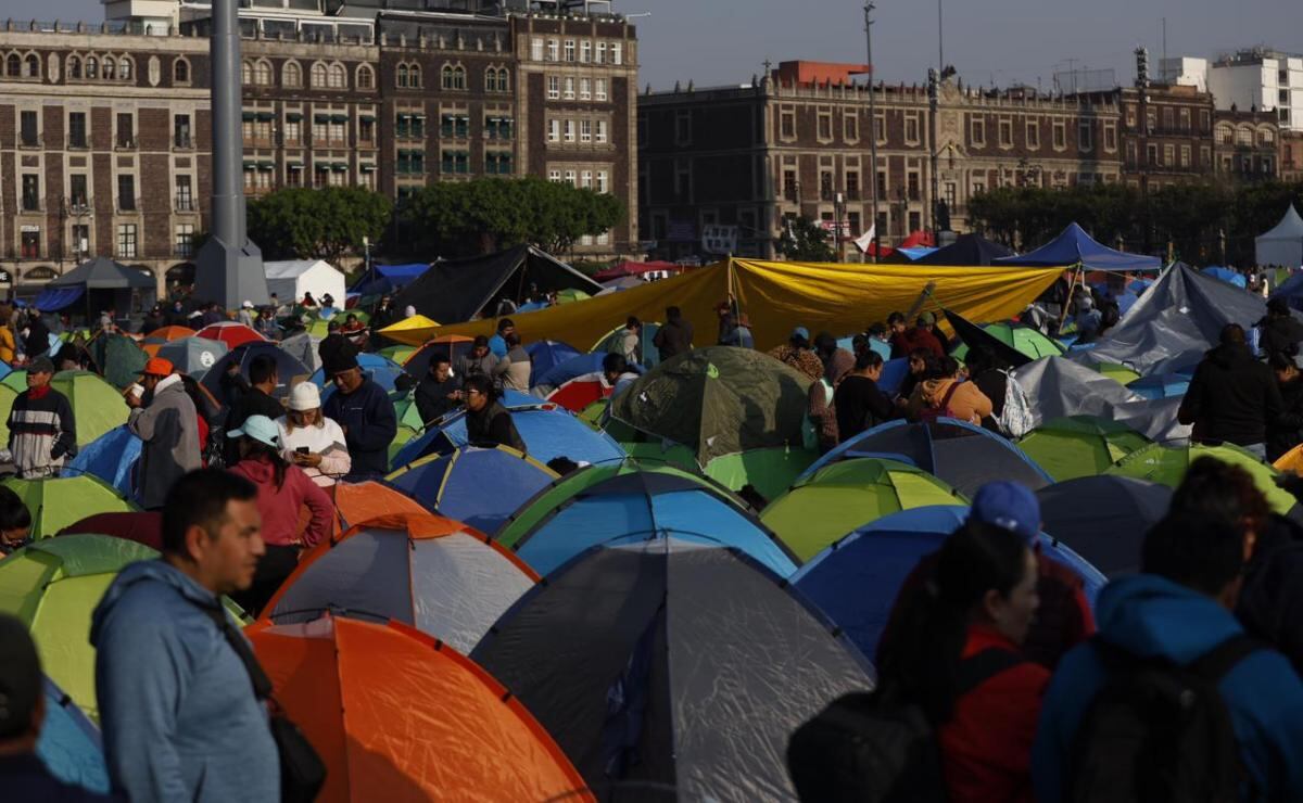 Maestros de la CNTE de diferentes secciones del país arriban a la plancha del zócalo capitalino como parte de su jornada de protestas (18/03/2026). Foto: Diego Simón Sánchez / EL UNIVERSAL