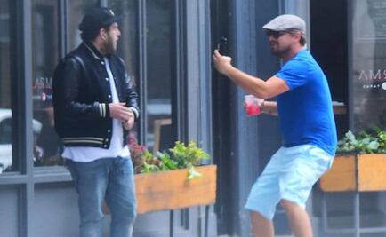 Leonardo DiCaprio hace broma en la calle