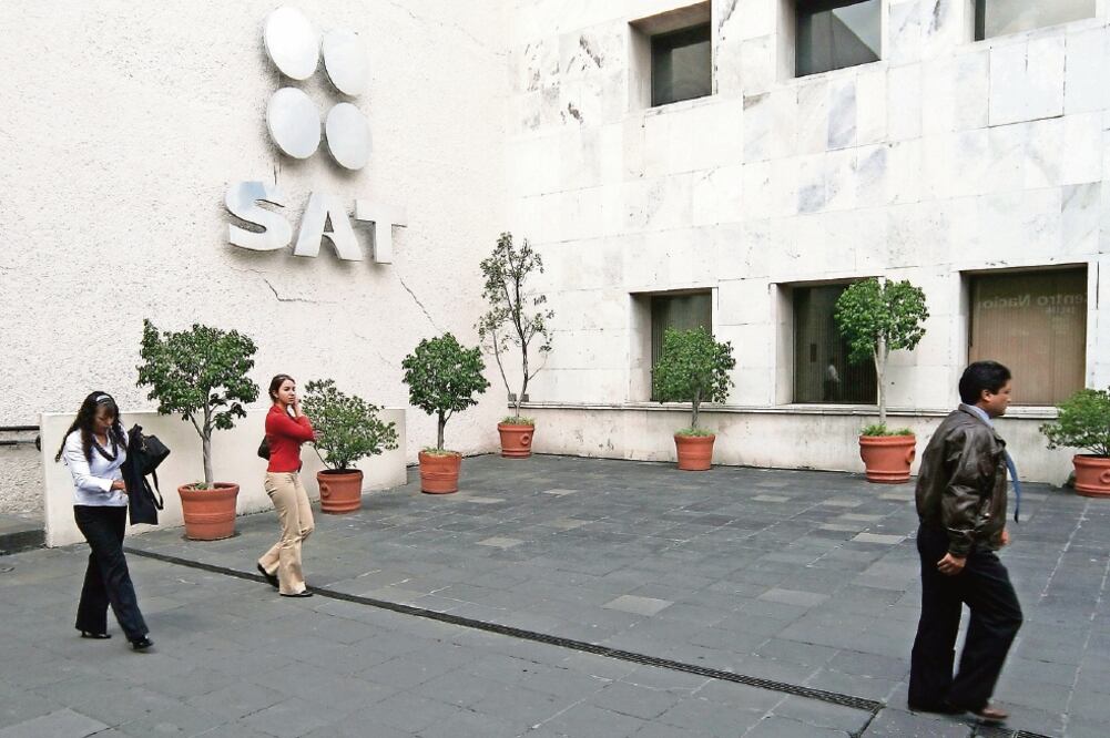 La factura electrónica contiene 52 mil elementos para mejorar los datos, lo que impedirá evadir las obligaciones fiscales, indica el SAT. (ARCHIVO EL UNIVERSAL)