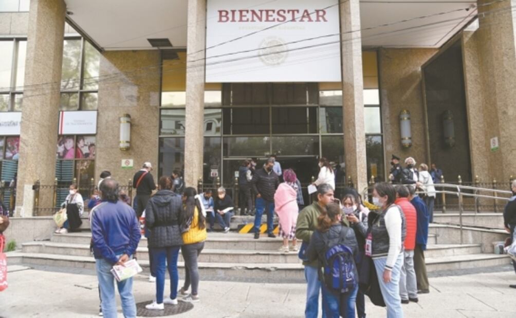 Hacen largas filas para tramitar la Tarjeta del Bienestar