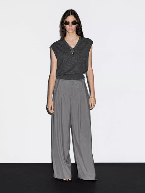 Elegancia atemporal. Las pinzas regresan con un toque moderno para looks formales o casuales. Foto: Massimo Dutti