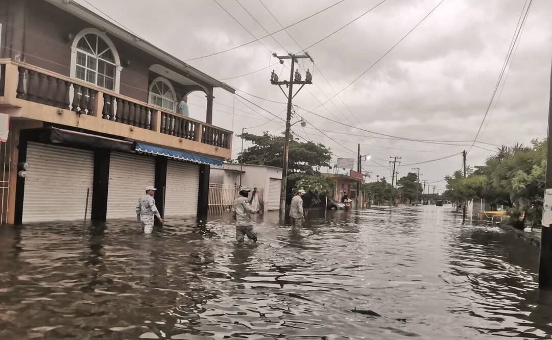 En Lerdo de Tejada, los elementos de la Guardia Civil acudieron para ayudar a proteger a la población ante las inundaciones. Foto: Especial.