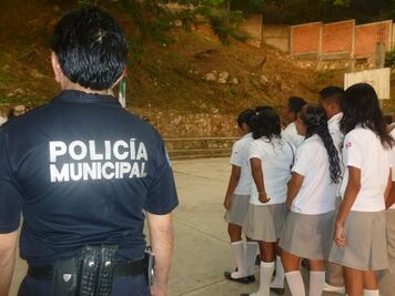 Policía estatal, federal y militares patrullan escuelas en Cuernavaca