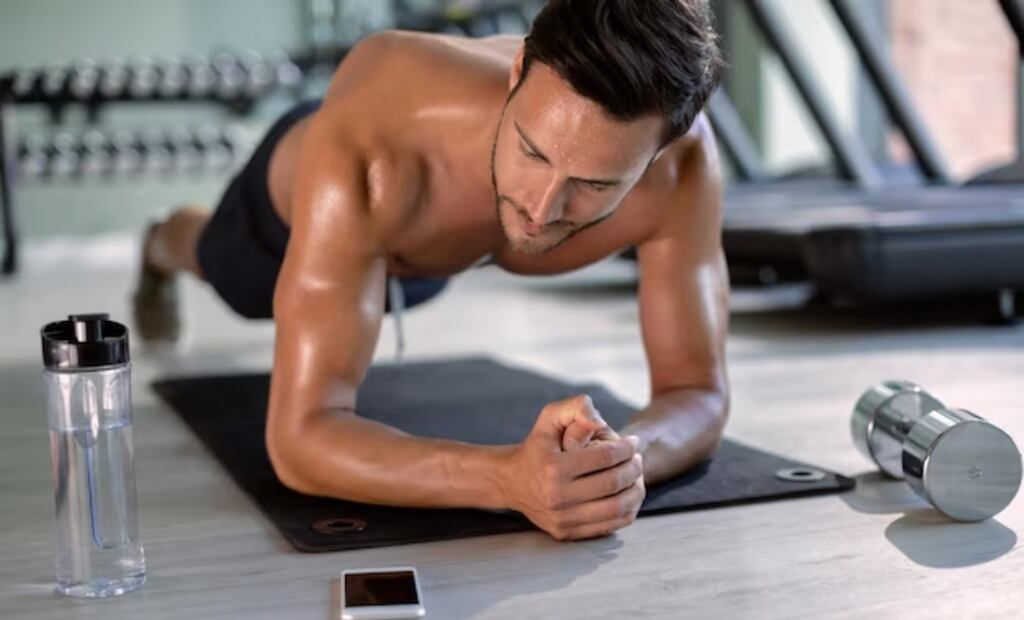 La alimentación y el ejercicio van de la mano para ganar masa muscular. Foto: Freepik