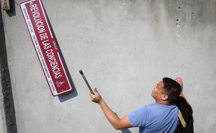FOTOS Vecinos de colonia "Cuarta Transformación" en Tultitlán retiran letreros de calles en forma de protesta; "autoridades no dan la cara"