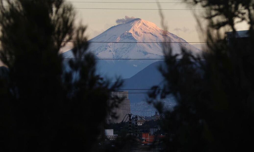 A través de redes sociales, varias personas compartieron fotografías del ‘Popo’ y el ‘Izta’ bañados de nieve debido a las bajas temperaturas, 12 de enero de 2025. Foto: Berenice Fregoso