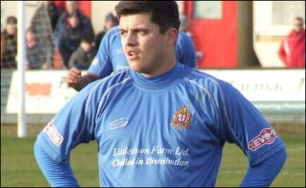 Jugador tiene sexo en banquillo y lo corren de su club