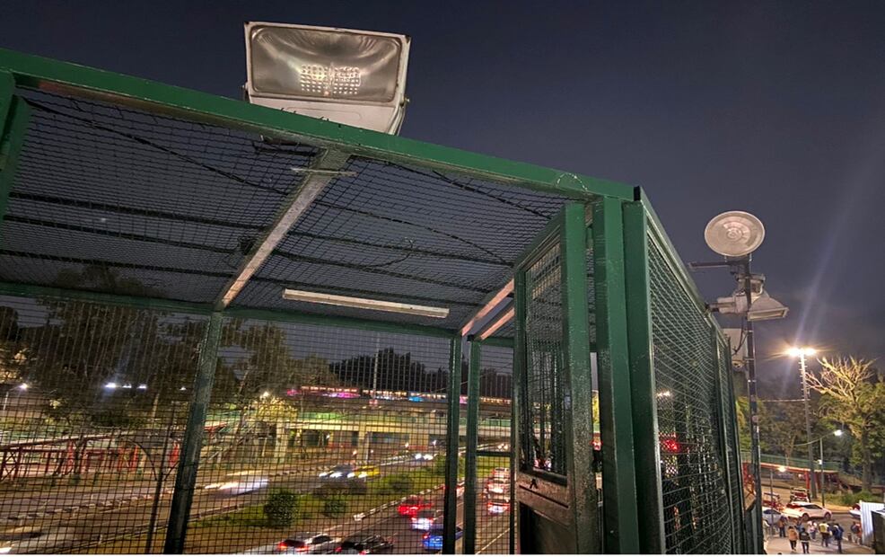 “Diario que pasó por este puente están las lámparas apagadas, recuerdo que las pusieron y solo duraron pocos días, es un peligro constante que alguien se pueda caer por no ver nada”, comentó el peatón Rafael. Foto: Juan Carlos Williams/EL UNIVERSAL