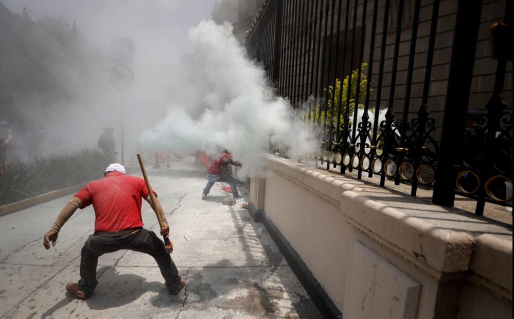 Integrantes de la CETEG realizan destrozos en la entrada de la Secretaría de Gobernación en la Ciudad de México, el 4 de junio de 2025. Foto: Diego Simón Sánchez/EL UNIVERSAL