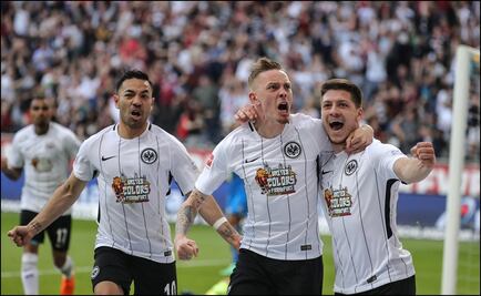 Marco Fabián y el Frankfurt, en puestos de Champions tras empate