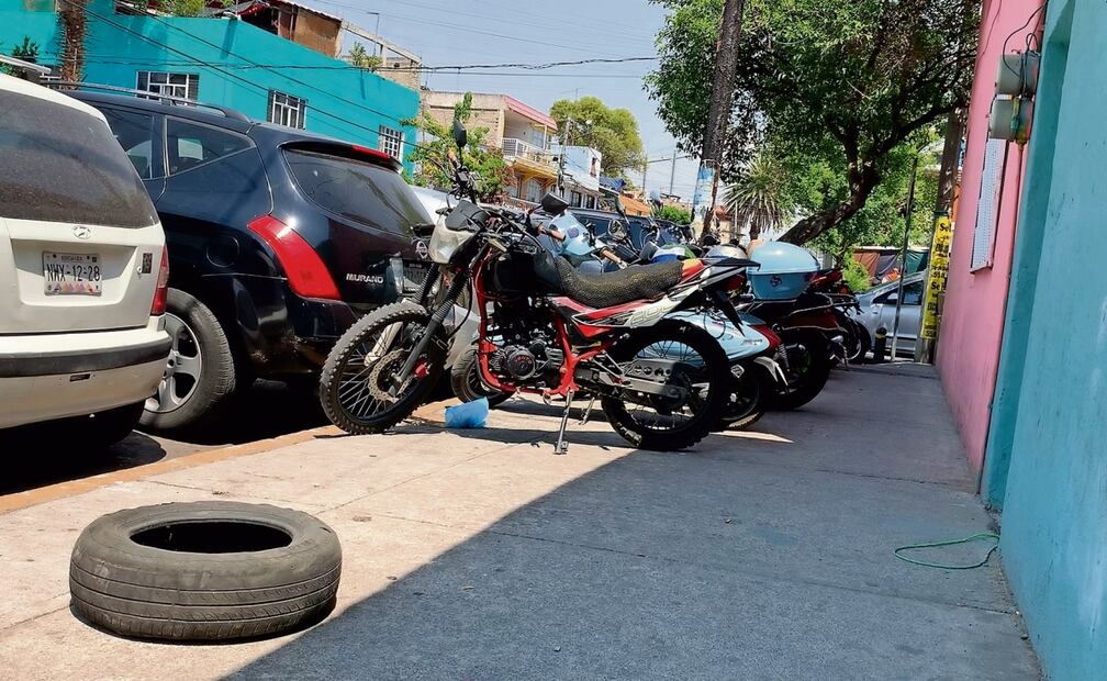 Los franeleros de la zona estacionan motocicletas sobre las banquetas sin que nadie pueda impedirlo. Foto: Alberto González / EL UNIVERSAL