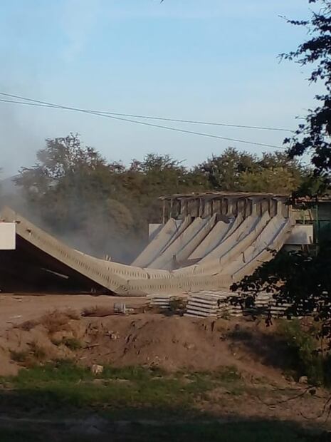 Mala maniobra provocó desplome de vigas de puente en construcción en Sinaloa, dicen autoridades