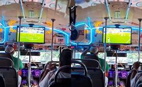 ¡Pasión mundialista! Chofer sorprende al colocar una pantalla en su camión para ver los partidos del Mundial; se vuelve viral 